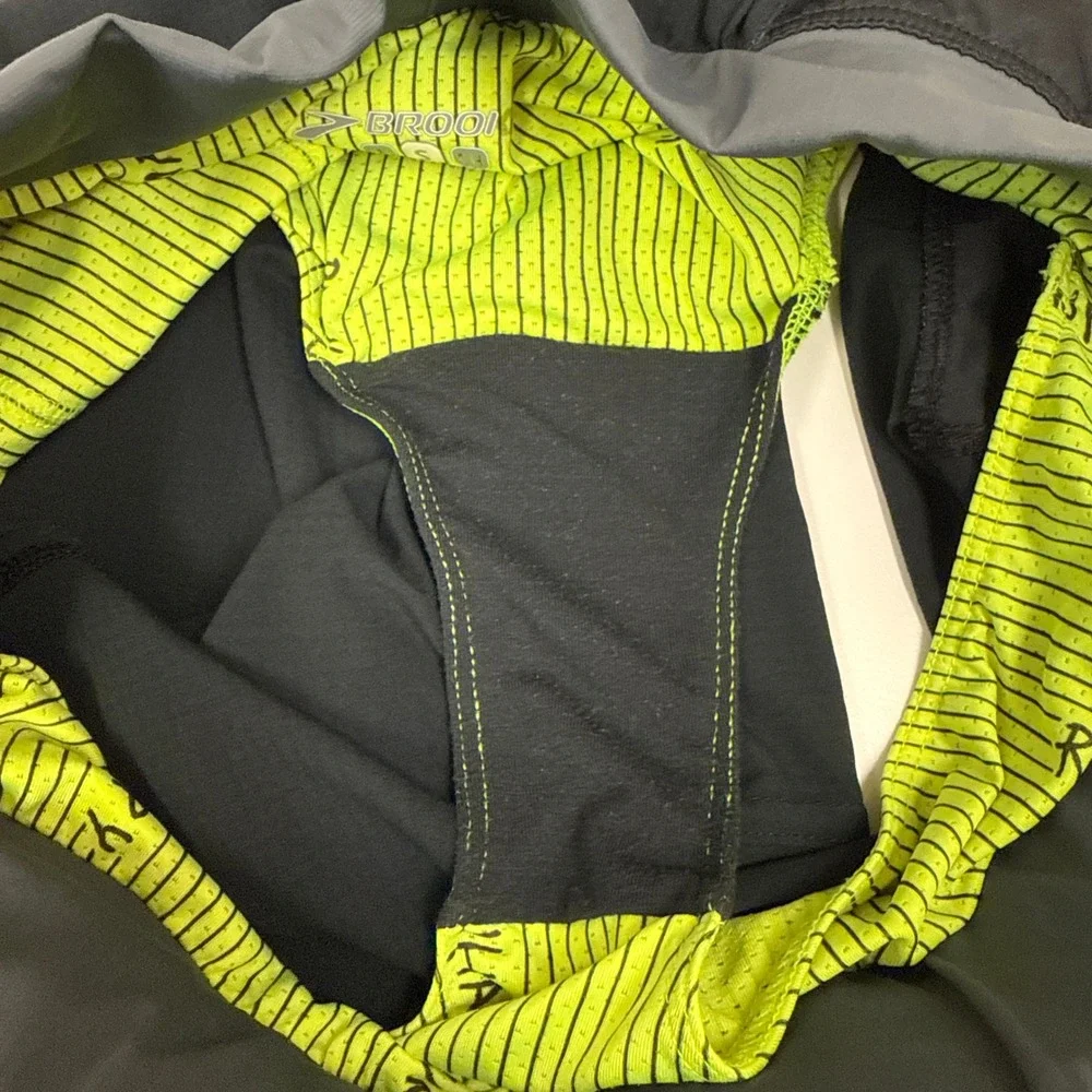 Brooks Womens Sherpa Running Shorts Size Small Black Grey DriLayer 5 Inch Inseam - Picture 10 of 10